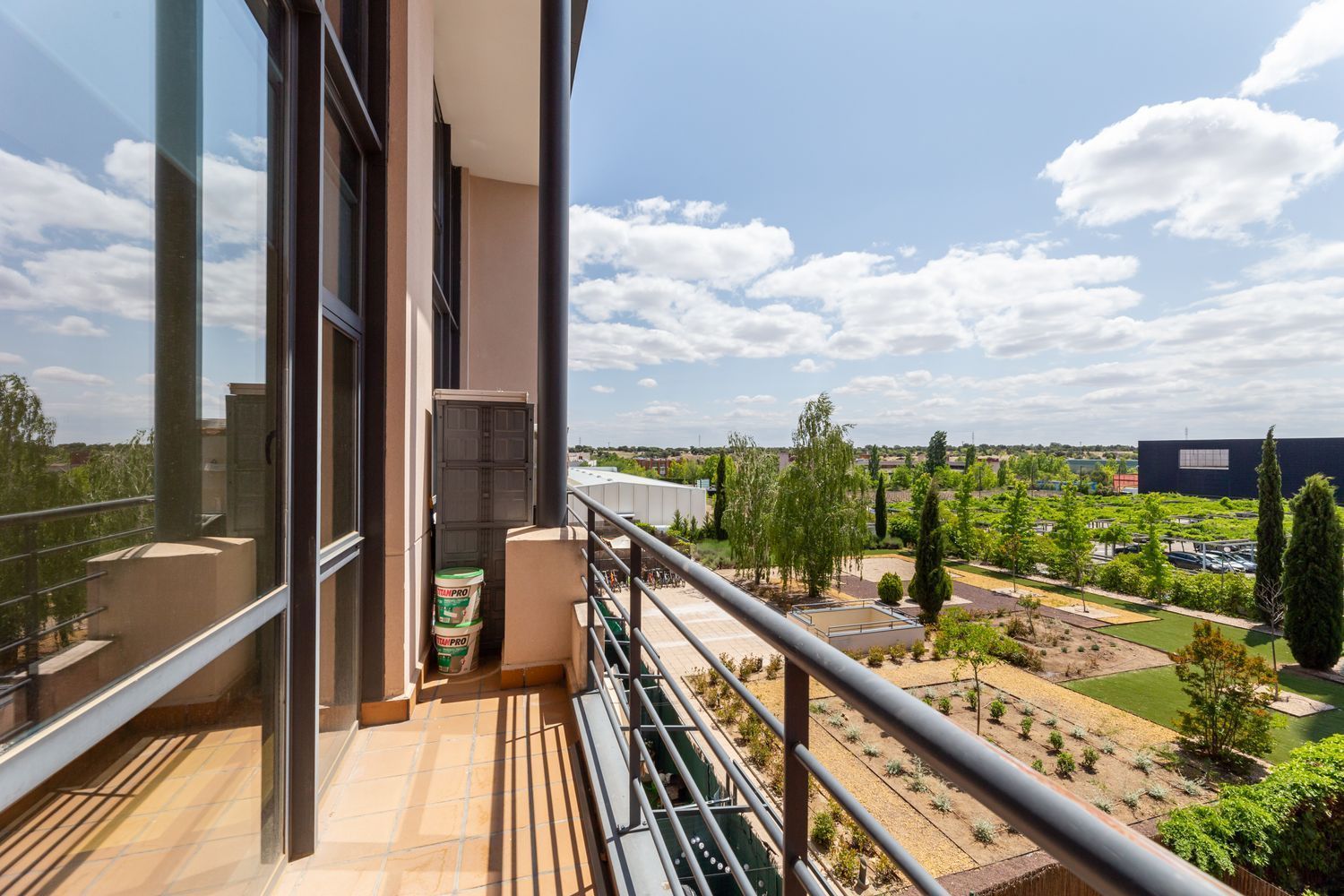 Terraza de Local de alquiler en Tres Cantos con Aire acondicionado