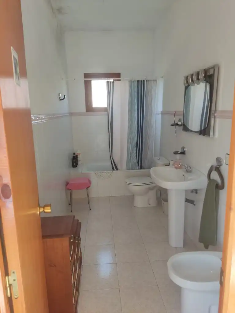 Baño de Finca rústica en venta en Valdeltormo con Calefacción, Jardín privado y Terraza