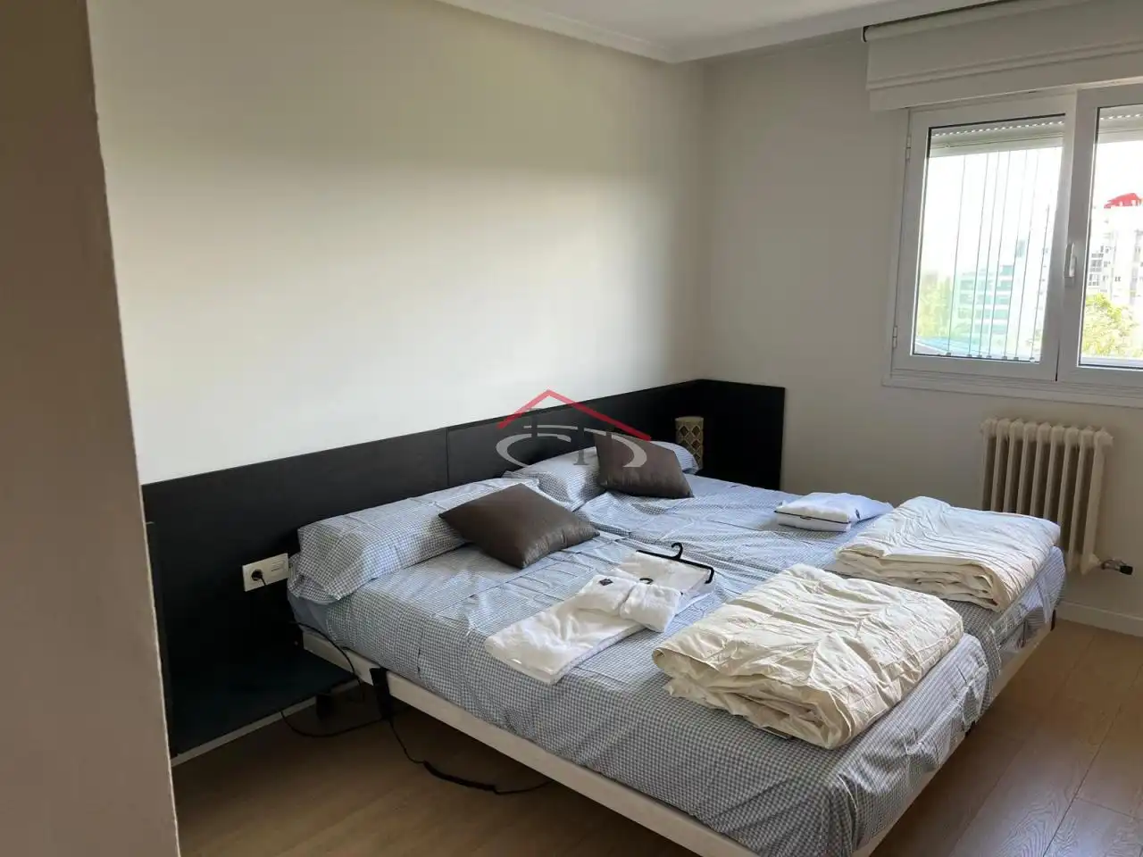 Dormitori de Àtic de lloguer en León Capital  amb Calefacció, Parquet i Terrassa