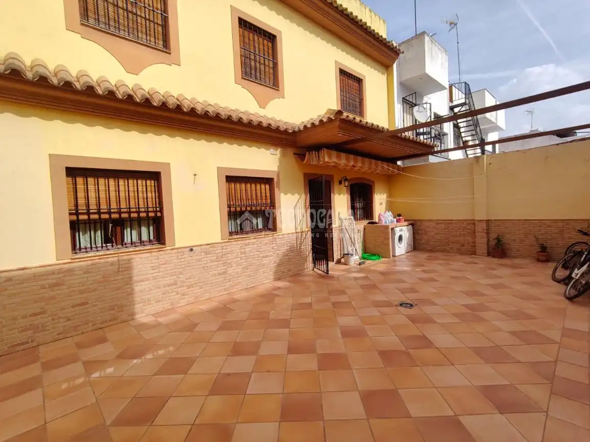 Außenansicht von Einfamilien-Reihenhaus zum Verkauf in La Rinconada mit Klimaanlage, Terrasse und Möbliert
