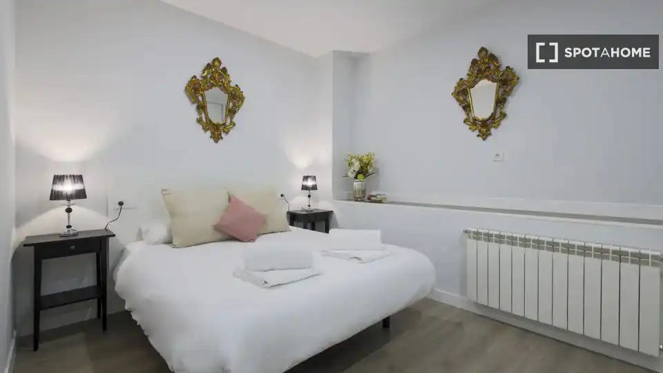 Bedroom of Flat for rent in Madrid  with Air Conditioner, Heating and Furnished