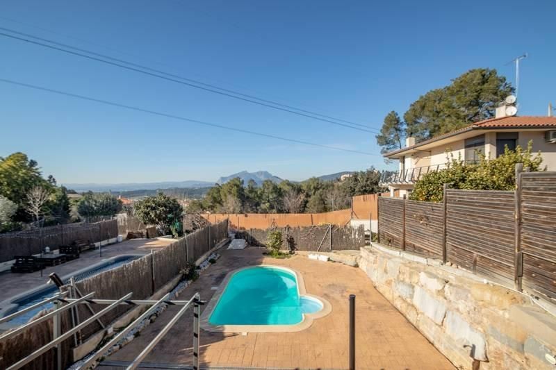 Piscina de Casa adosada en venda en Terrassa amb Calefacció, Jardí privat i Terrassa