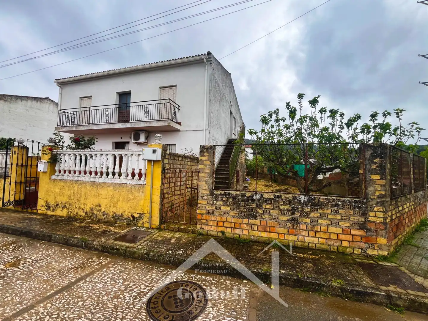 Vista exterior de Casa o xalet en venda en Almadén de la Plata amb Jardí privat, Terrassa i Traster