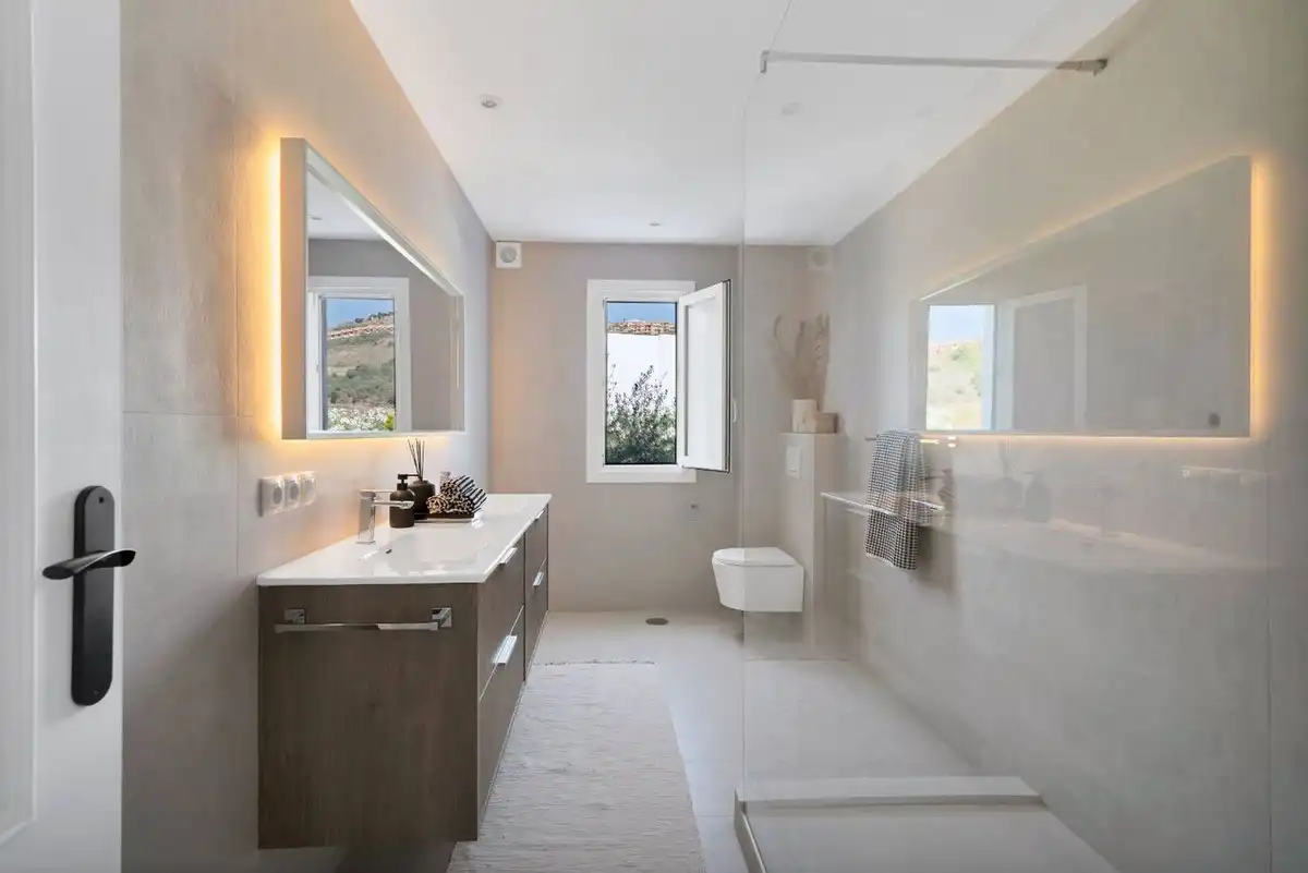 Baño de Casa o chalet de alquiler en Estepona con Aire acondicionado, Jardín privado y Terraza