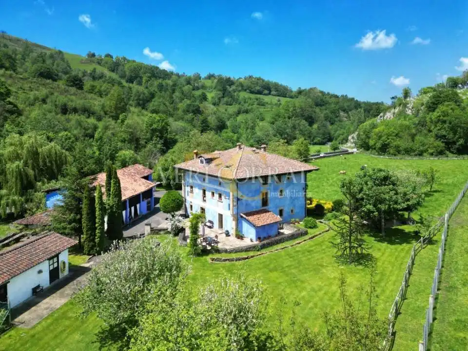 Exterior view of Buildings for sale in Cangas de Onís