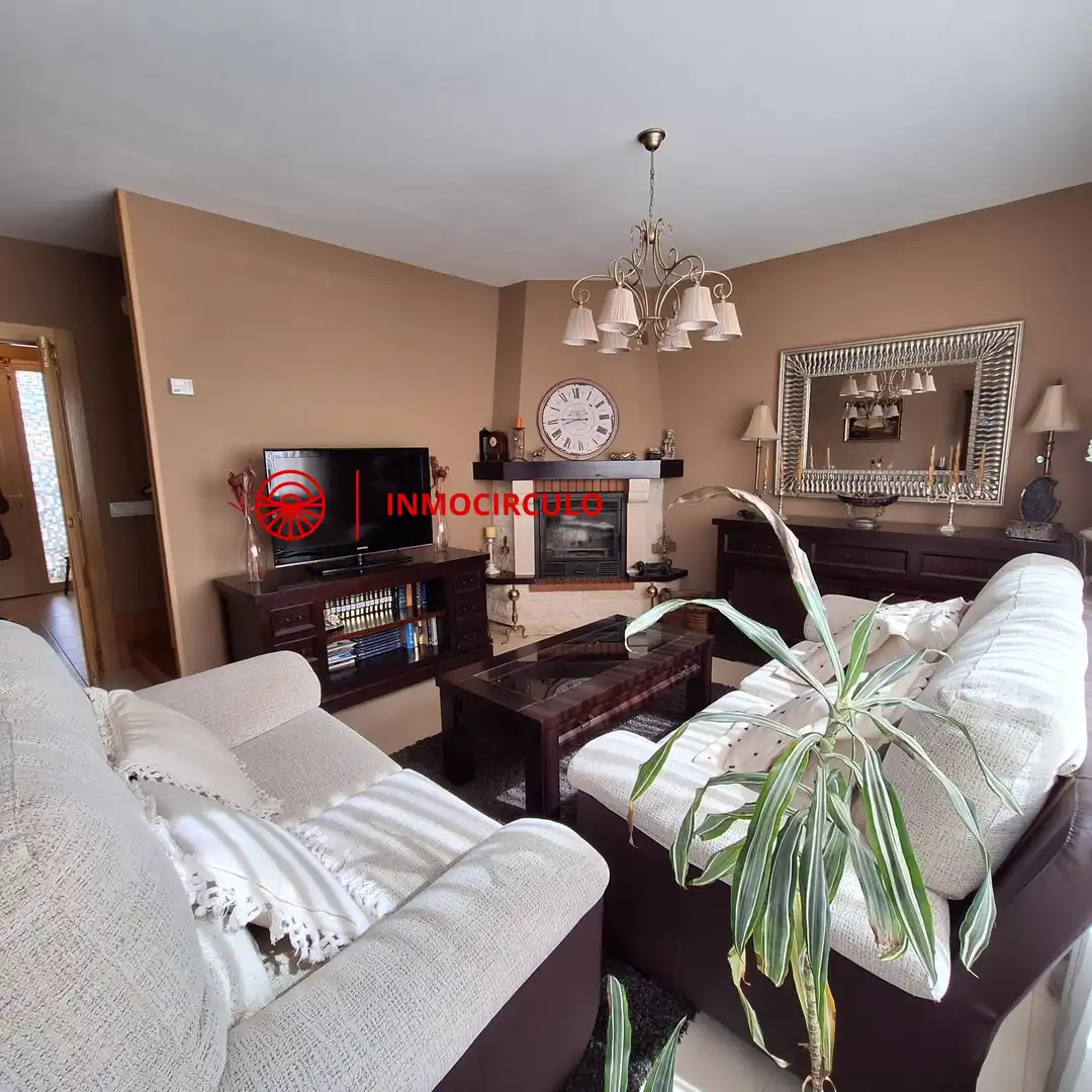 Sala d'estar de Casa adosada en venda en Burgos amb Jardí privat, Terrassa i Traster