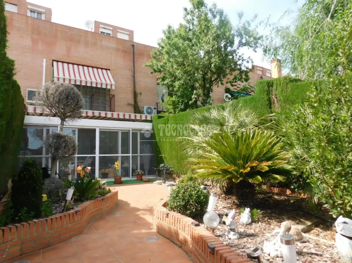 Jardín de Casa adosada en venta en Zaragoza con Piscina comunitaria