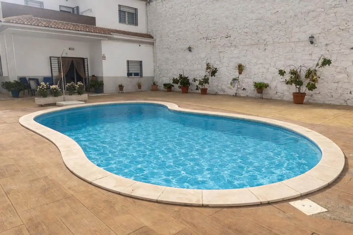 Piscina de Casa adosada en venda en Fuerte del Rey amb Aire condicionat, Calefacció i Jardí privat