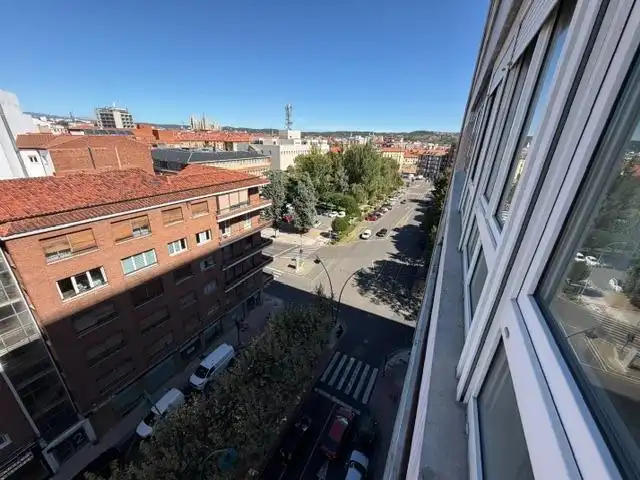 Vista exterior de Piso en venta en León Capital  con Calefacción
