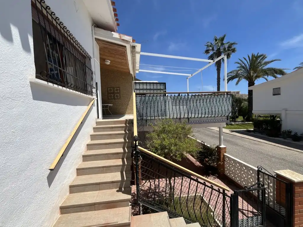 Vista exterior de Casa o xalet en venda en Orihuela amb Jardí privat, Terrassa i Traster