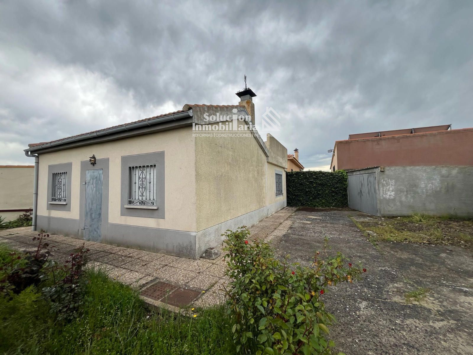 Exterior view of House or chalet for sale in Calvarrasa de Abajo  with Furnished