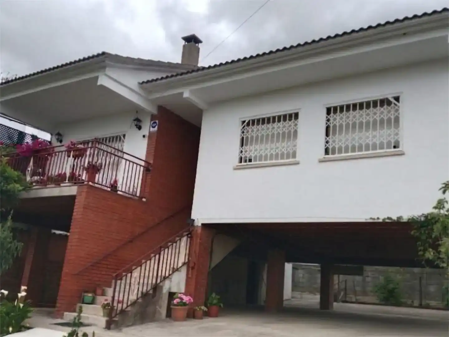 Vista exterior de Casa o xalet en venda en Barberà del Vallès amb Balcó