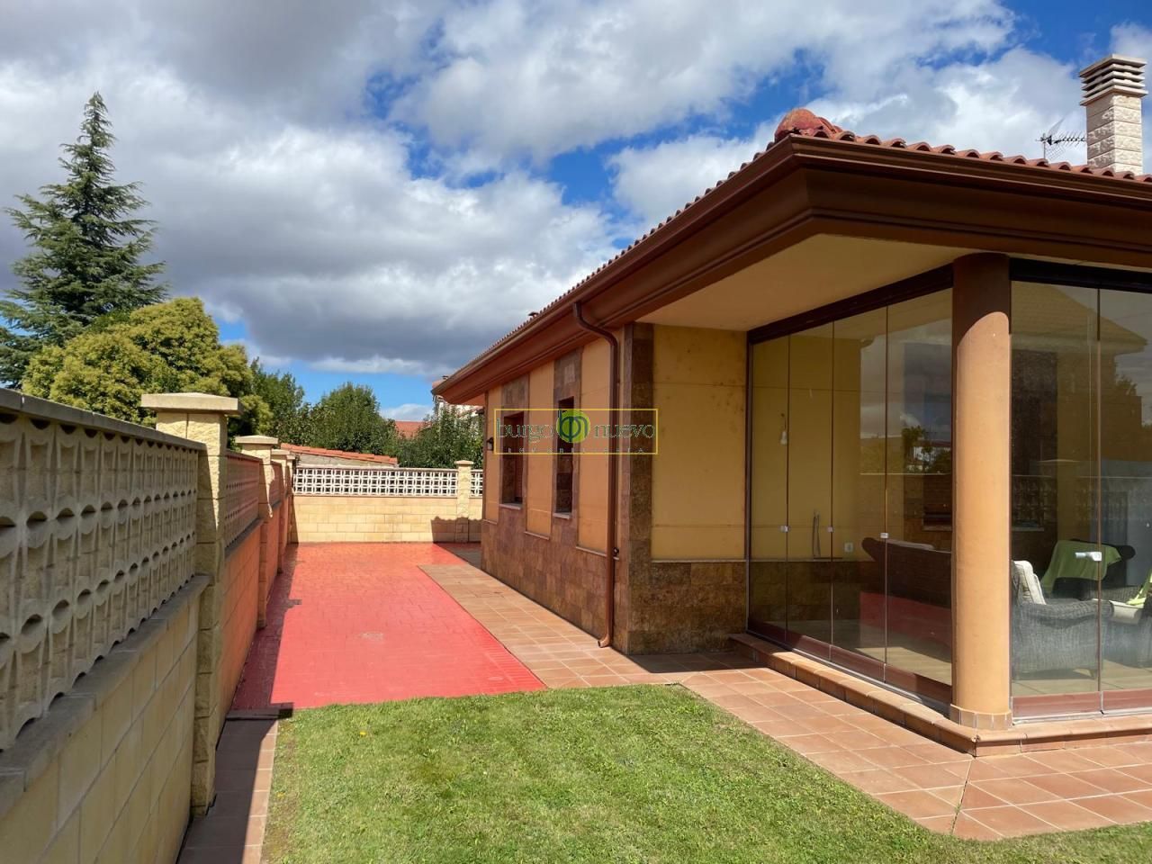 Vista exterior de Casa o xalet en venda en Villamañán amb Calefacció, Jardí privat i Terrassa