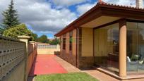 Vista exterior de Casa o xalet en venda en Villamañán amb Calefacció, Jardí privat i Terrassa