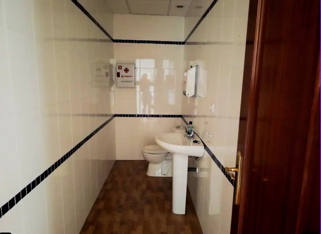 Badezimmer von Büro zur Miete in Huelva