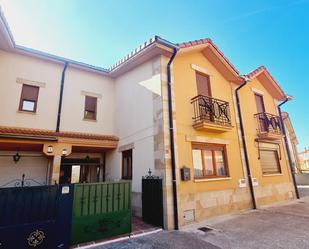 Vista exterior de Casa o xalet de lloguer en Villamuriel de Cerrato amb Calefacció, Jardí privat i Terrassa