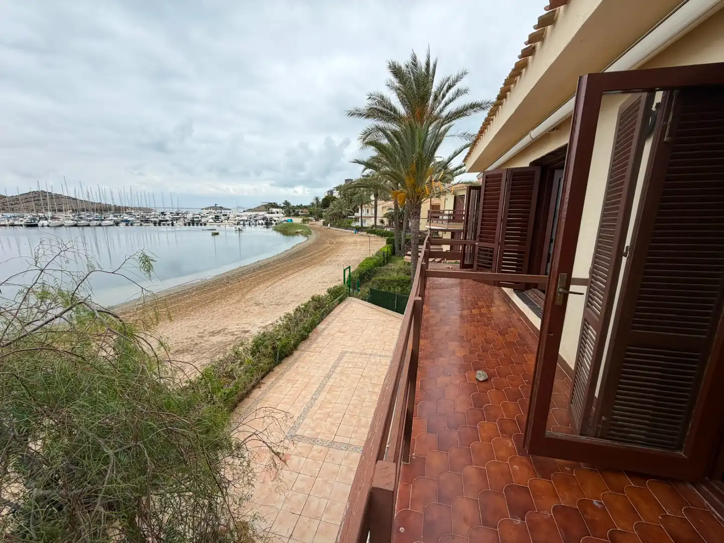 Außenansicht von Einfamilien-Reihenhaus zur Miete in La Manga del Mar Menor mit Privatgarten, Terrasse und Möbliert