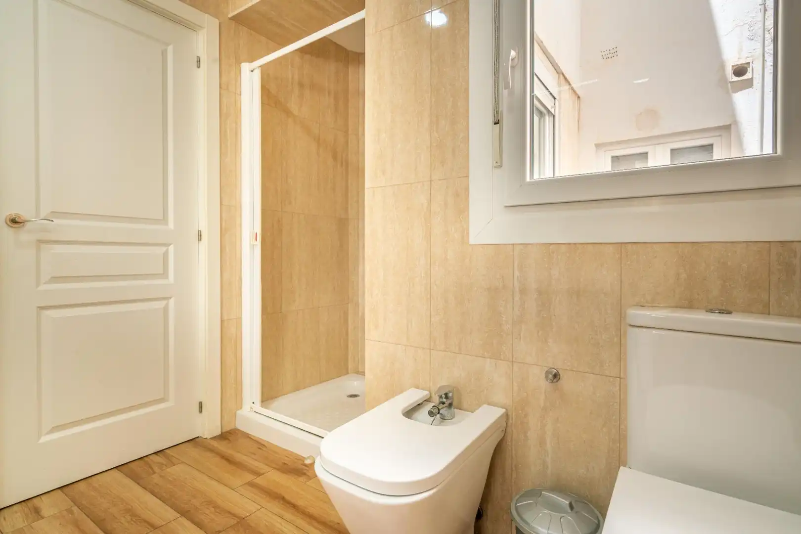 Badezimmer von Wohnung zur Miete in Almería mit Klimaanlage, Heizung und Terrasse