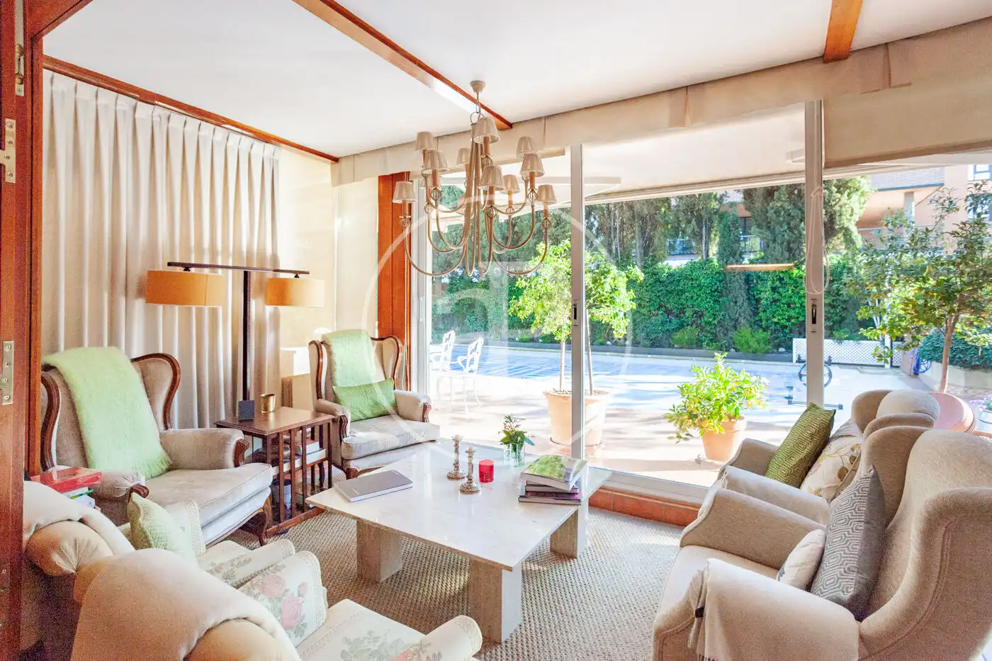 Sala de estar de Casa o chalet en venta en Pozuelo de Alarcón con Aire acondicionado, Calefacción y Jardín privado