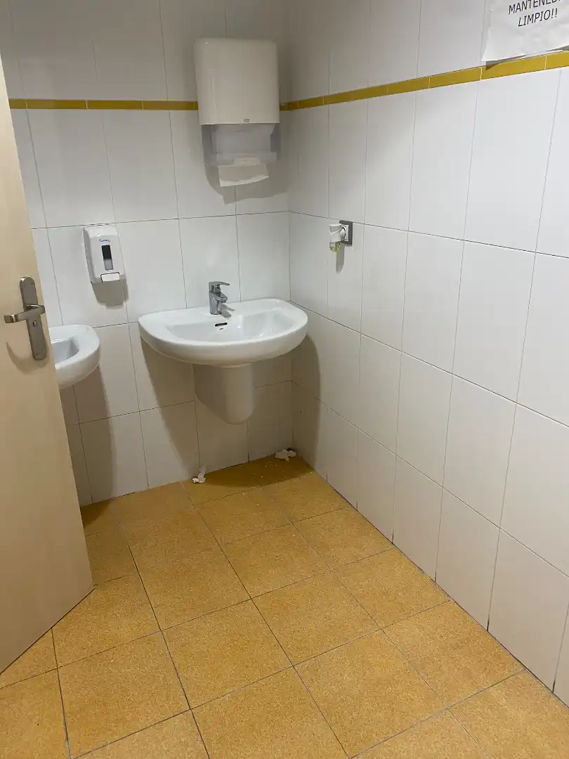 Bany de Local en venda en Albacete amb Aire condicionat, Calefacció i Moblat