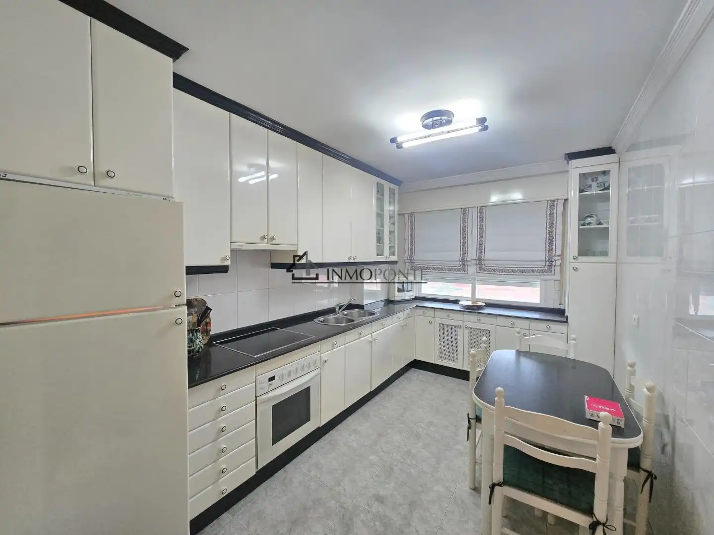 Kitchen of Flat for rent in Pontevedra Capital   with Heating, Oven and Washing machine
