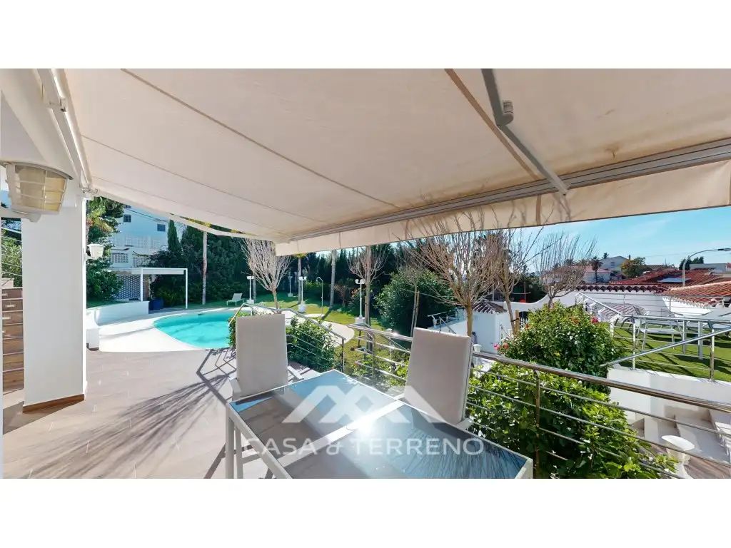 Vista exterior de Casa o xalet en venda en Vélez-Málaga amb Aire condicionat, Jardí privat i Terrassa