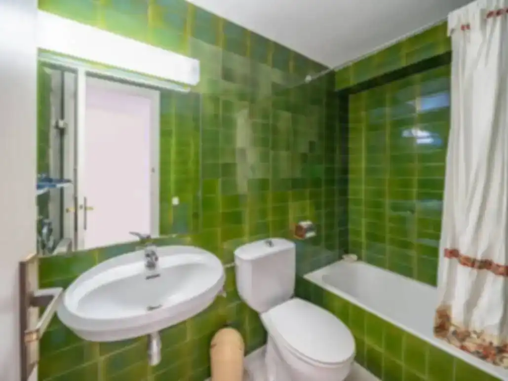 Baño de Piso de alquiler en L'Escala con Aire acondicionado, Piscina y Amueblado