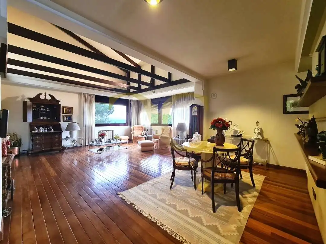 Sala d'estar de Casa o xalet en venda en Oviedo  amb Calefacció, Jardí privat i Terrassa