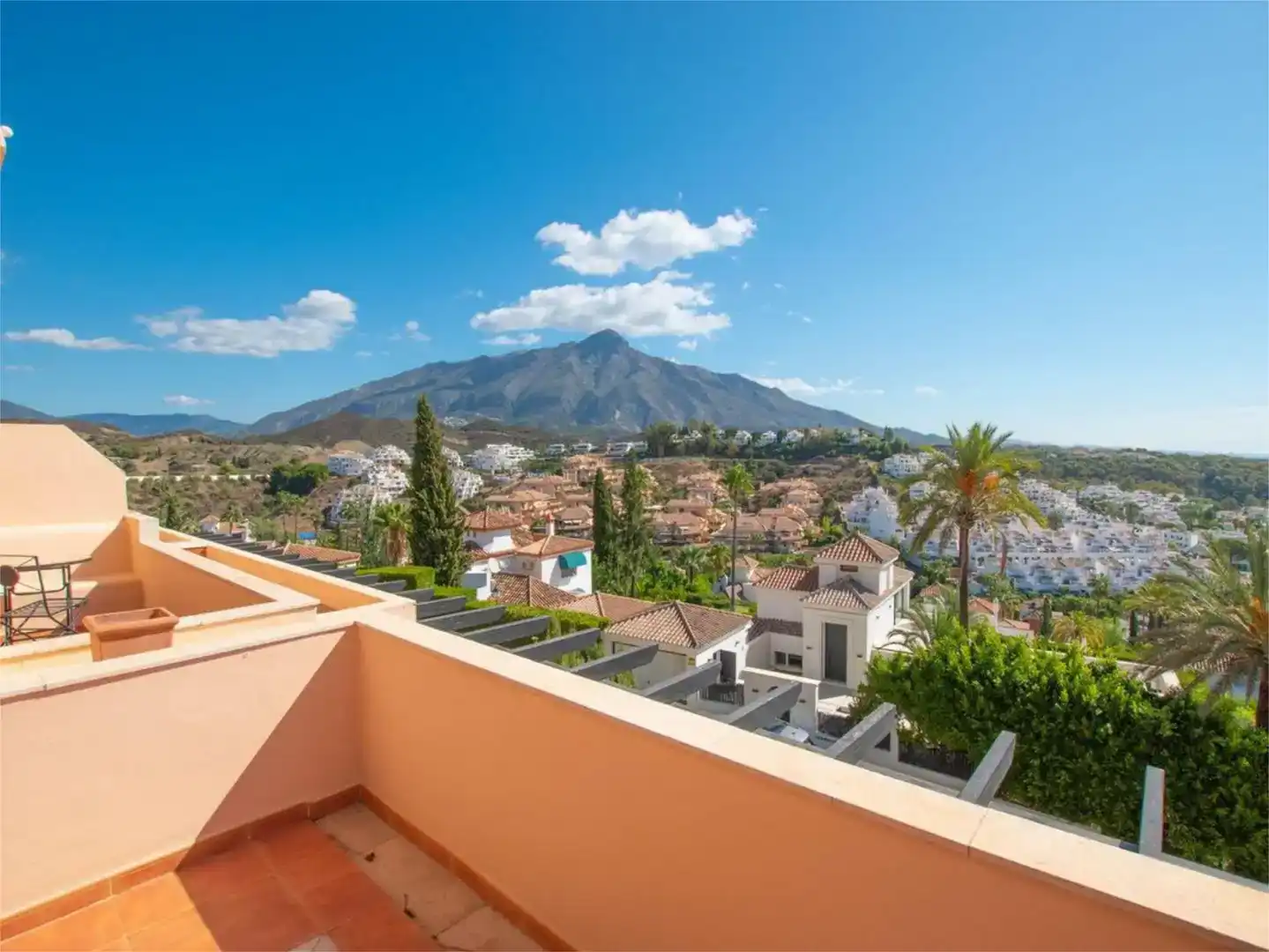 Vista exterior de Ático en venta en Marbella con Aire acondicionado, Jardín privado y Parquet