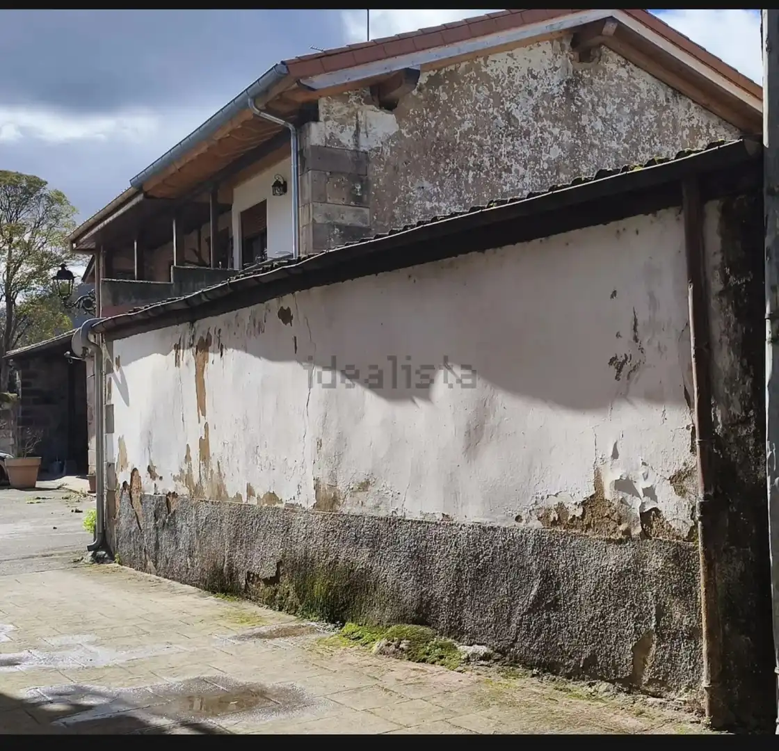 Vista exterior de Casa adosada en venta en Cabezón de la Sal