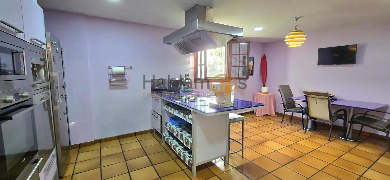 Cuina de Casa o xalet en venda en Vilagarcía de Arousa amb Calefacció, Jardí privat i Terrassa