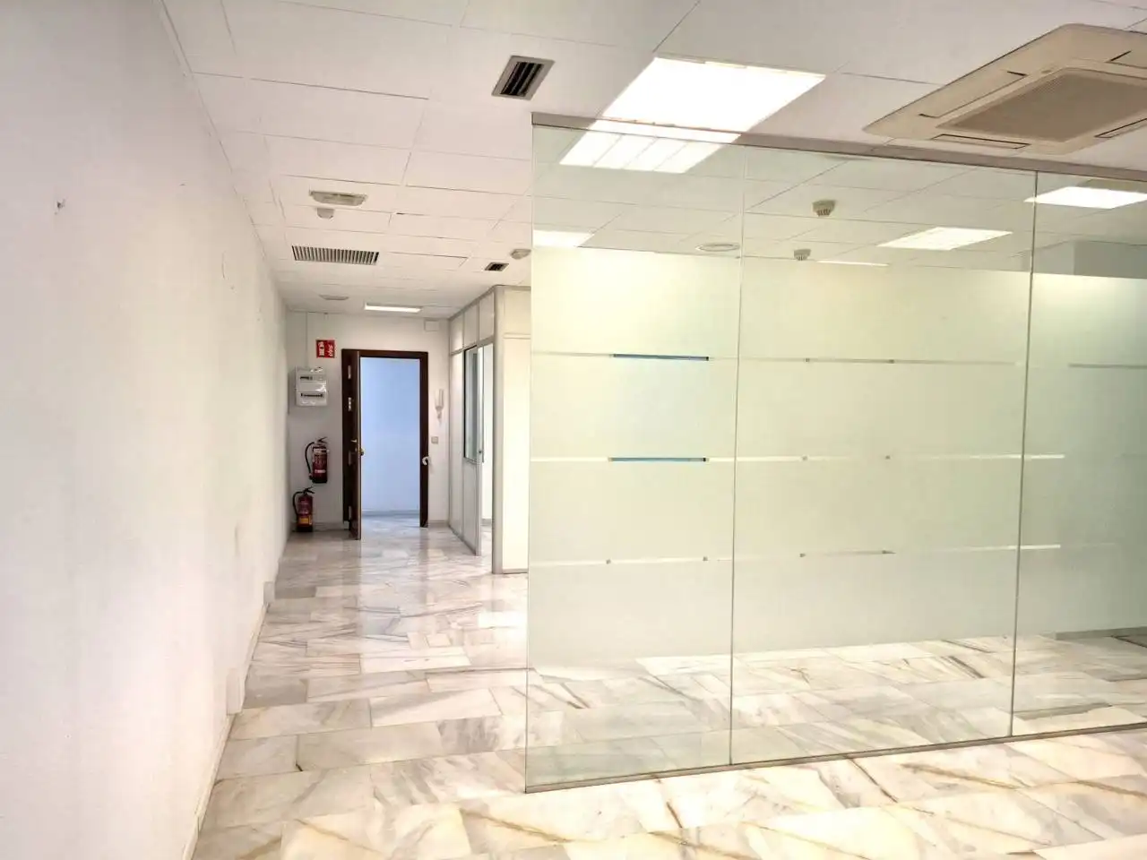 Büro zur Miete in San Sebastián de los Reyes mit Klimaanlage, Heizung und Alarm
