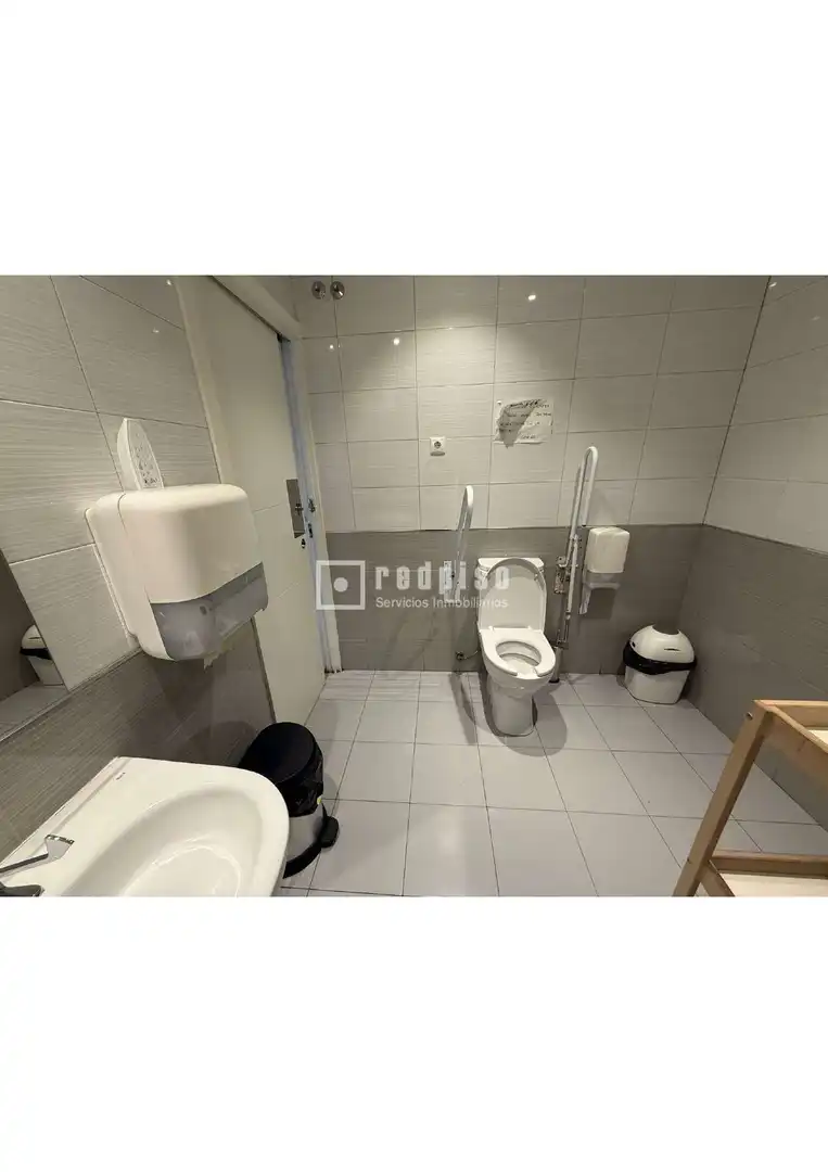 Baño de Local de alquiler en Torrejón de Ardoz con Parquet