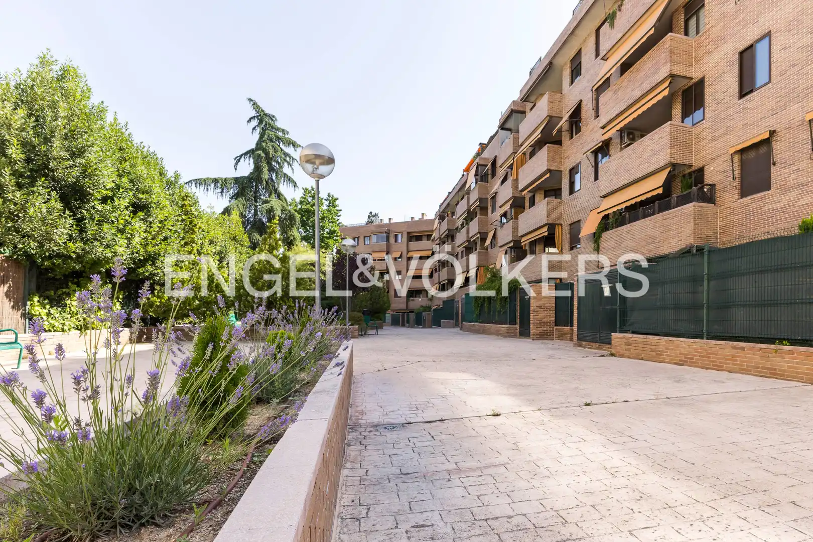 Vista exterior de Piso en venta en Madrid con Calefacción, Parquet y Terraza
