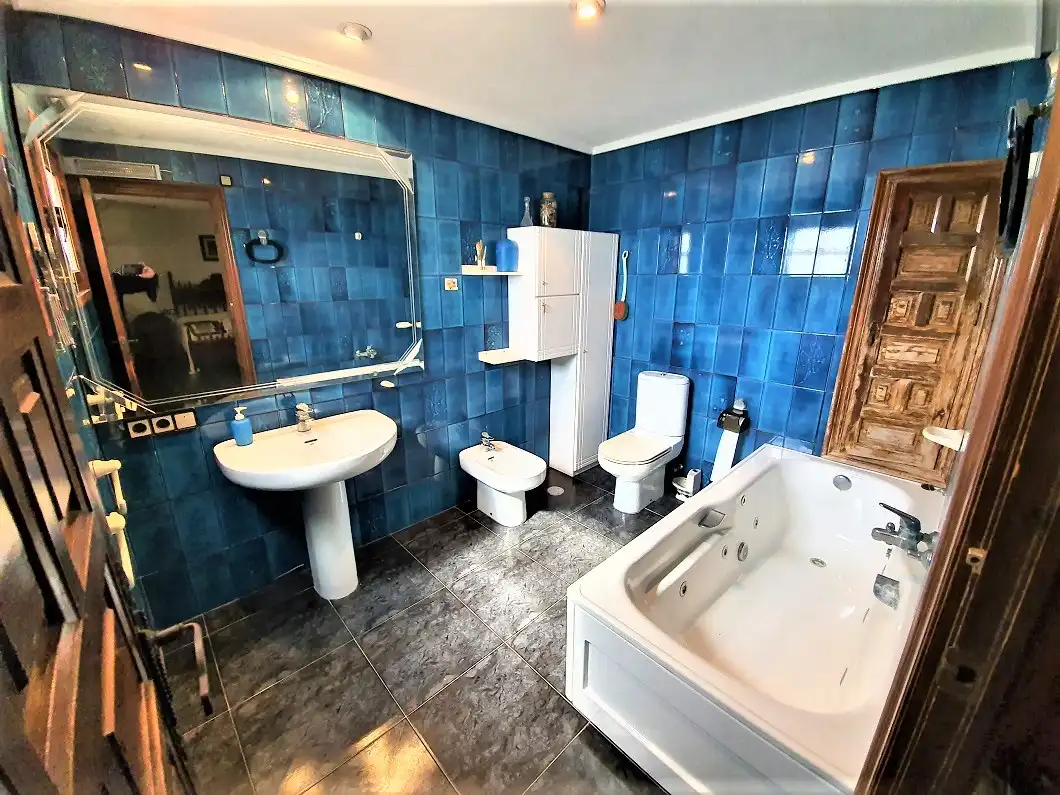 Bany de Casa o xalet en venda en Elche / Elx amb Jardí privat, Terrassa i Traster