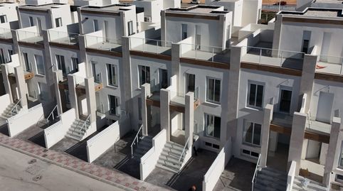 Vivienda con un estilo arquitectónico moderno y de primeras calidades. Dispone de jardín parcela con plaza de aparcamiento.La vivi