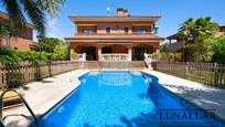 Vista exterior de Casa o xalet en venda en Gavà amb Aire condicionat, Terrassa i Piscina