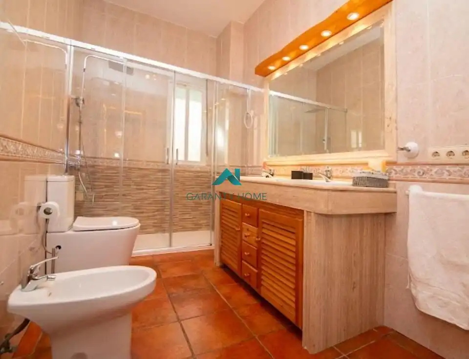 Bany de Casa o xalet en venda en Los Villares amb Jardí privat, Terrassa i Piscina