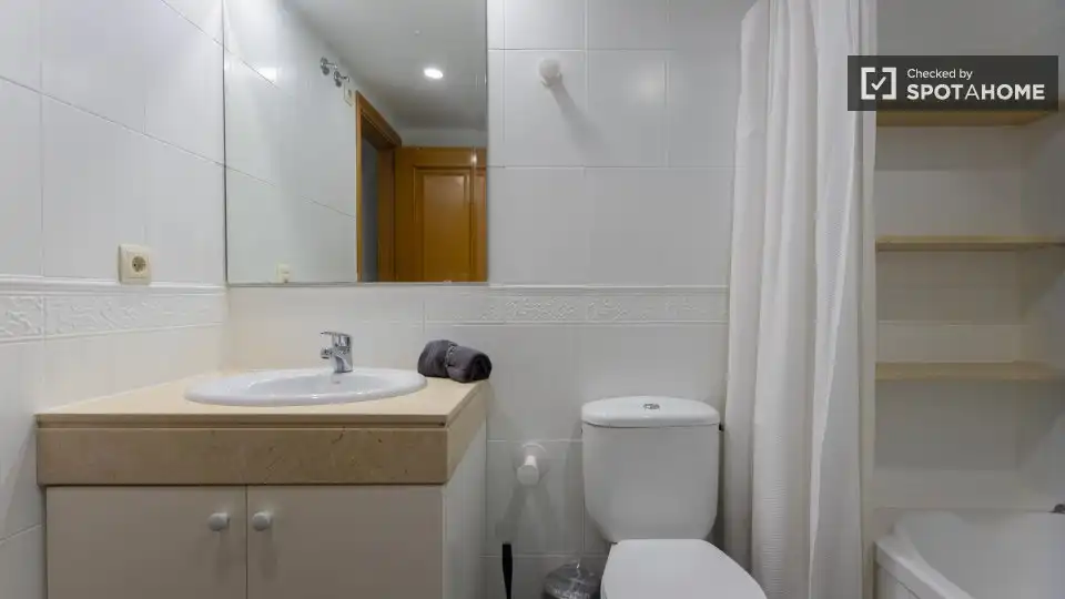 Bathroom of Apartments for share in Valencia  with Air Conditioner, Terrace and Furnished