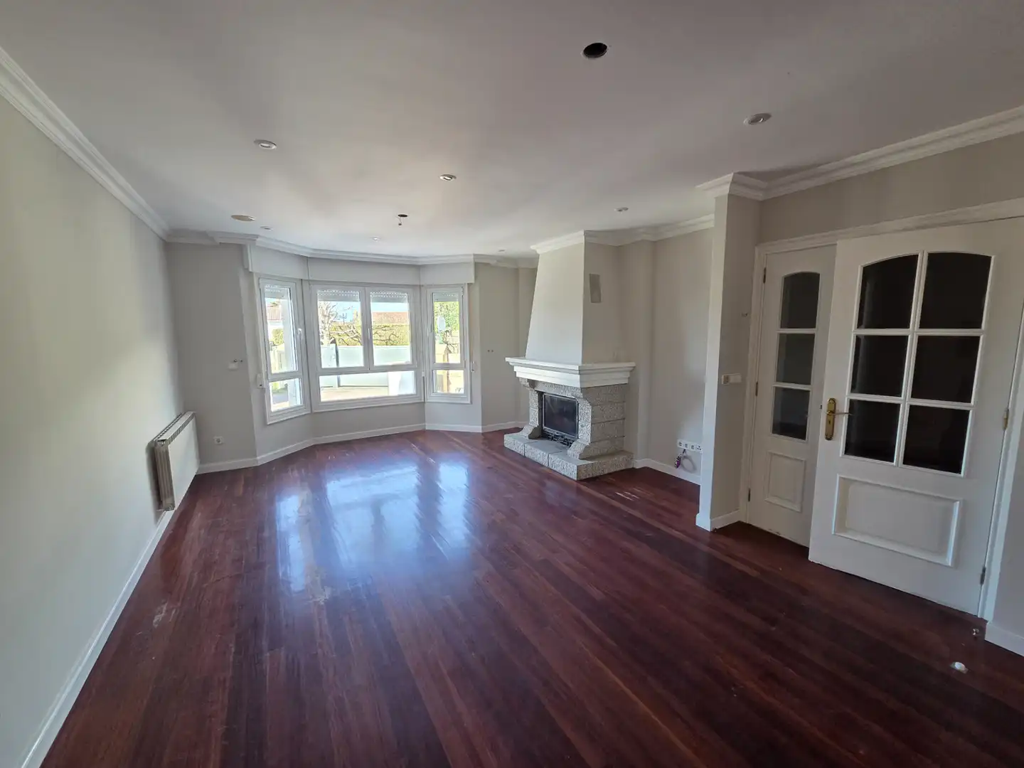 Sala d'estar de Casa adosada en venda en Vigo  amb Calefacció, Jardí privat i Parquet