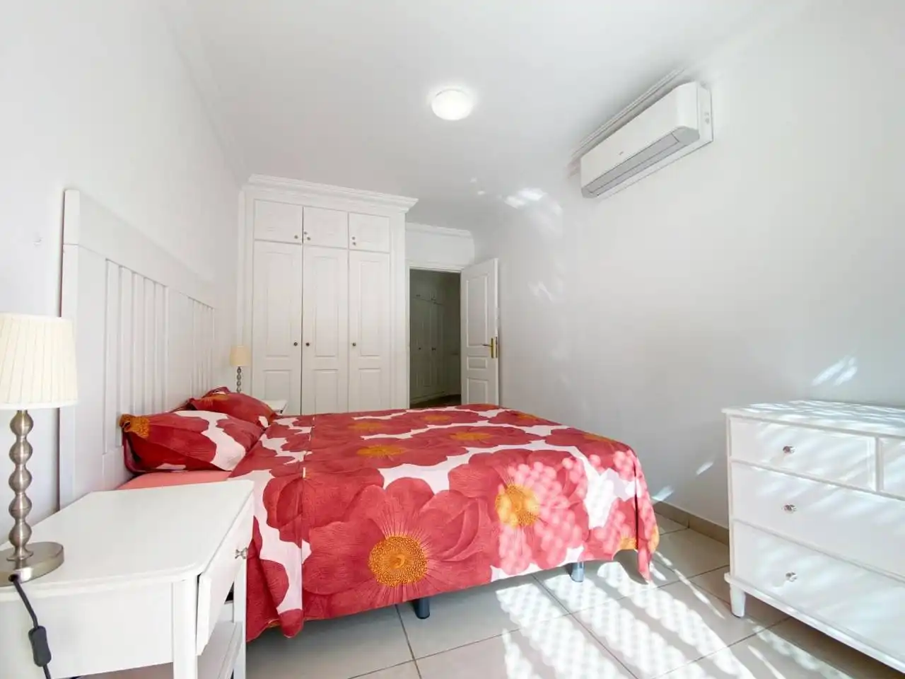 Habitación de Apartamento en venta en Adeje con Amueblado y Piscina comunitaria