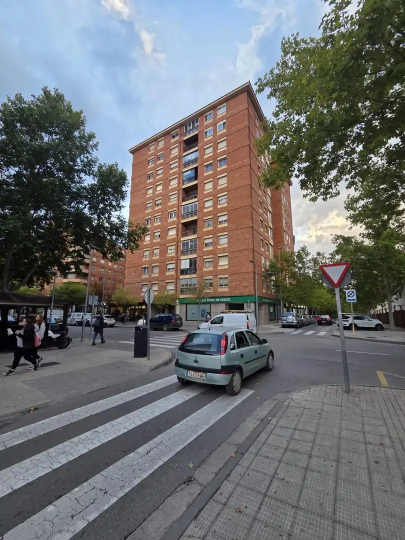 Vista exterior de Pis en venda en Teruel amb Calefacció i Moblat