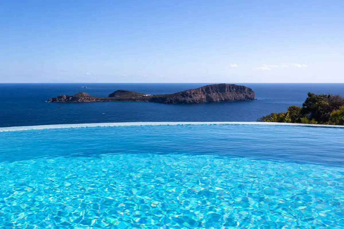 Piscina de Casa o xalet en venda en Santa Eulària des Riu amb Aire condicionat, Calefacció i Jardí privat