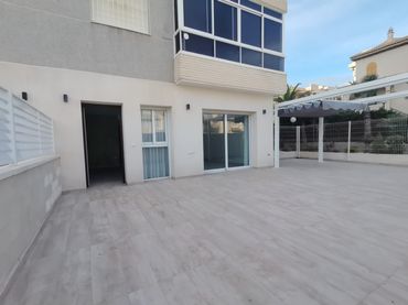 Bajo con piscina en venta en Calle Perseo