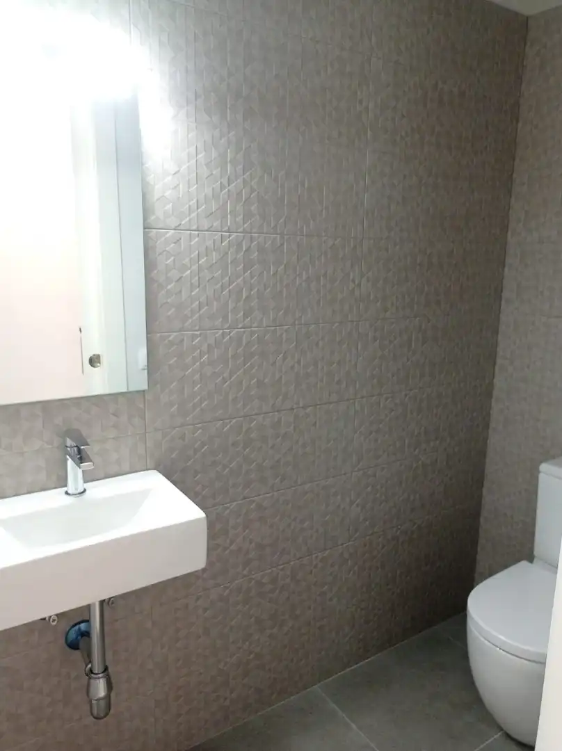 Bany de Apartament de lloguer en Girona amb Aire condicionat, Calefacció i Parquet