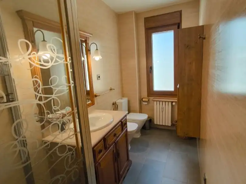 Badezimmer von Dachboden zur Miete in  Madrid Capital mit Klimaanlage, Terrasse und Balkon