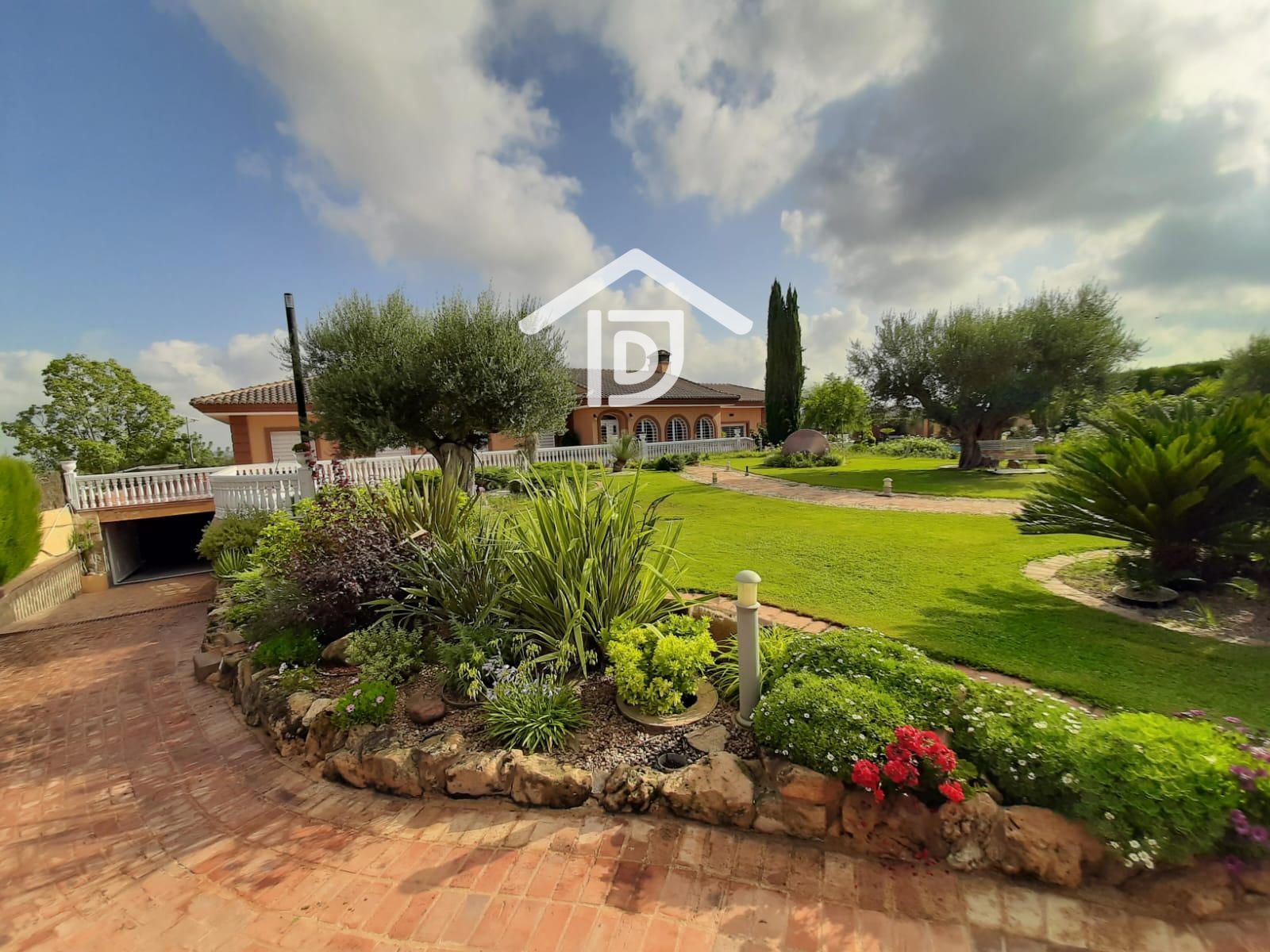 Garden of House or chalet for sale in Montserrat  with Air Conditioner, Heating and Storage room