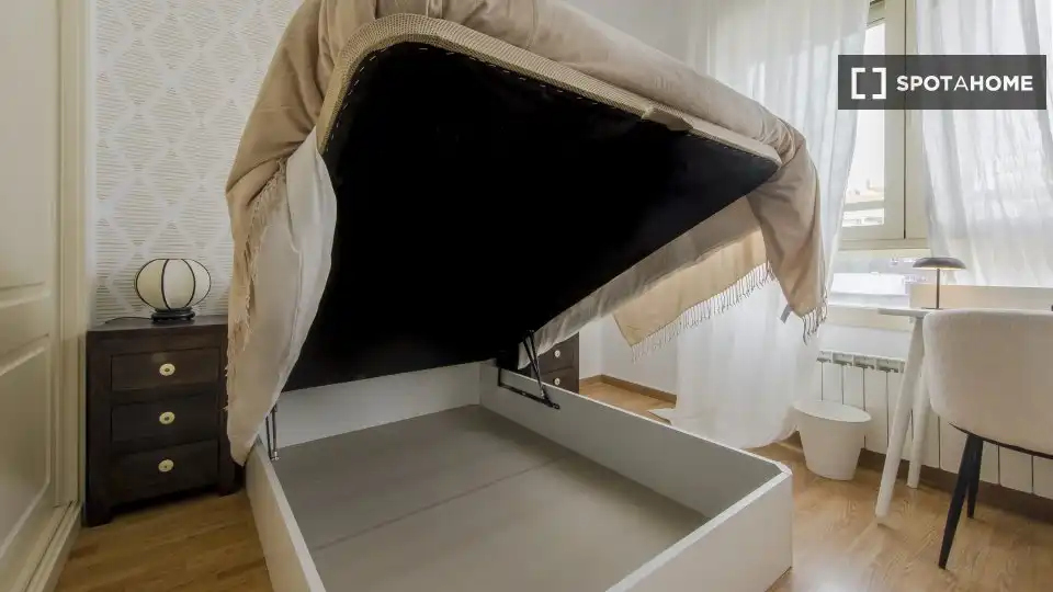 Bedroom of Flat for rent in Madrid  with Air Conditioner, Heating and Furnished