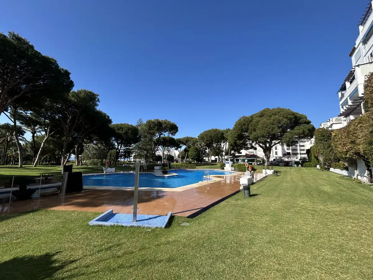 Schwimmbecken von Wohnung zum Verkauf in Marbella mit Klimaanlage, Terrasse und Möbliert