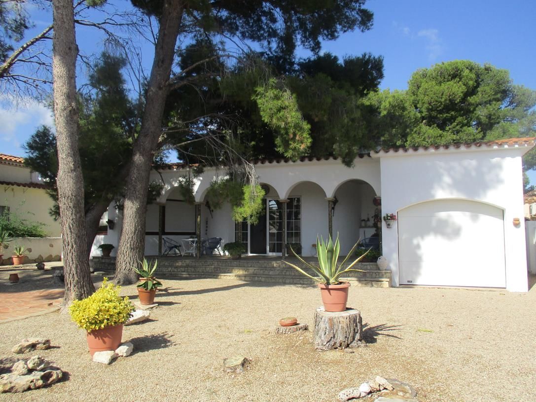 Vista exterior de Casa o xalet en venda en Mont-roig del Camp amb Jardí privat i Moblat